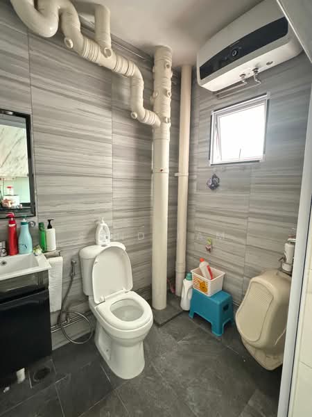 195 Rivervale Drive, 195 Rivervale Drive, 3 Bedrooms, 980 sqft, HDB Flat For Sale, by S.M. SUNDARAM, 500199796 - Bathroom - PropertyGuru.com.sg