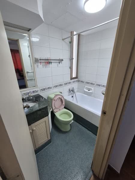 Orchid Park Condominium, 93 Yishun Street 81, Room Rental, 200 sqft, Condominium For Rent, by Lim Wei Zhi, 500199818 - Bathroom - PropertyGuru.com.sg