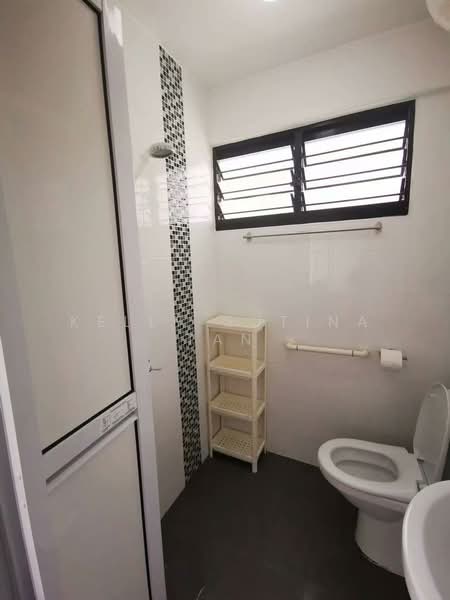 212 Bukit Batok Street 21, 212 Bukit Batok Street 21, 3 Bedrooms, 1,065 sqft, HDB Flat For Rent, by Kelly Sutina Tan, 500199822 - Bathroom - PropertyGuru.com.sg