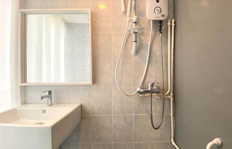 People's Park Complex, 1 Park Road, Room Rental, 150 sqft, Apartment For Rent, by June Ling, 500199832 - Bathroom - PropertyGuru.com.sg