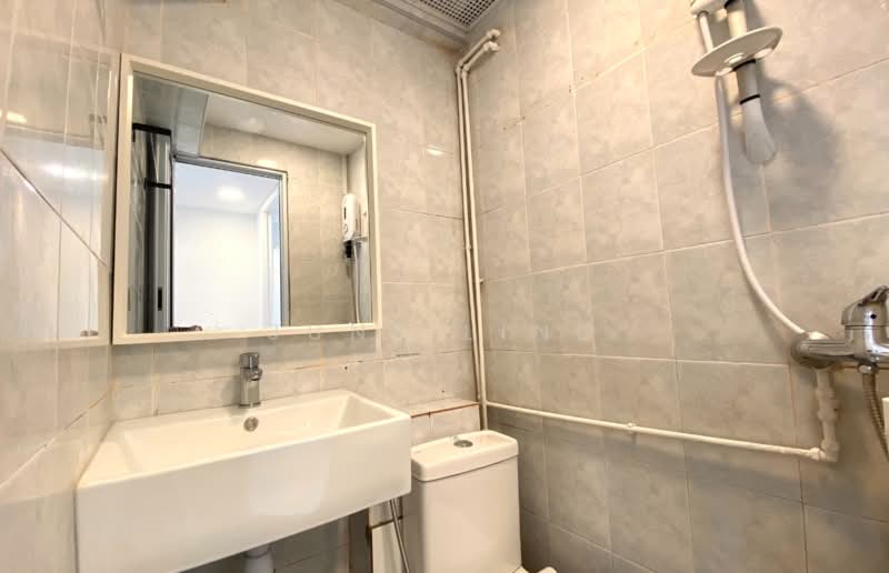 People's Park Complex, 1 Park Road, Room Rental, 150 sqft, Apartment For Rent, by June Ling, 500199833 - Bathroom - PropertyGuru.com.sg