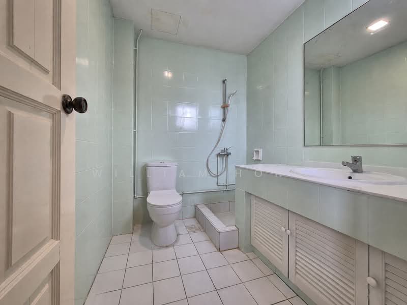 Sirat Place $1,4xx psf, Freehold 3-Storey Corner Terrace along a cul-de-sac, One of the Cheapest FH Corner-Terraces in Kovan, District 19, Hougang / Punggol / Sengkang, 5 Bedrooms, 2,620 sqft, Corner Terrace For Sale, by William Hong, 500199911 - Bathroom - PropertyGuru.com.sg