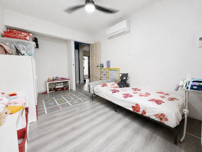 412 Saujana Road, 412 Saujana Road, 3 Bedrooms, 904 sqft, HDB Flat For Sale, by Wong Kai Sun  黄开山, 500199924 - Bedroom 2 - PropertyGuru.com.sg