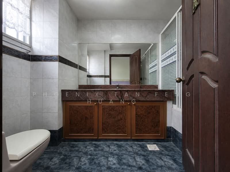 3-storey Inter-terrace near Serangoon MRT, Nex & Maris Stella, , 4 Bedrooms, 2,300 sqft, Terraced House For Sale, by Phoenix Tan Feng Huang, 500199948 - Bathroom - PropertyGuru.com.sg