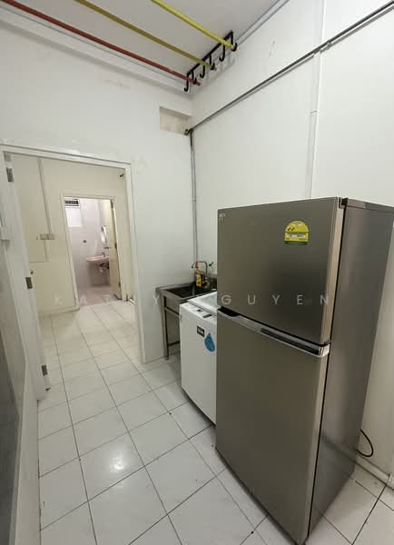 Sims 450 Centre, 450 Sims Avenue, Room Rental, 100 sqft, Walk-up Apartment For Rent, by Kathy Nguyen, 500199974 - Kitchen - PropertyGuru.com.sg
