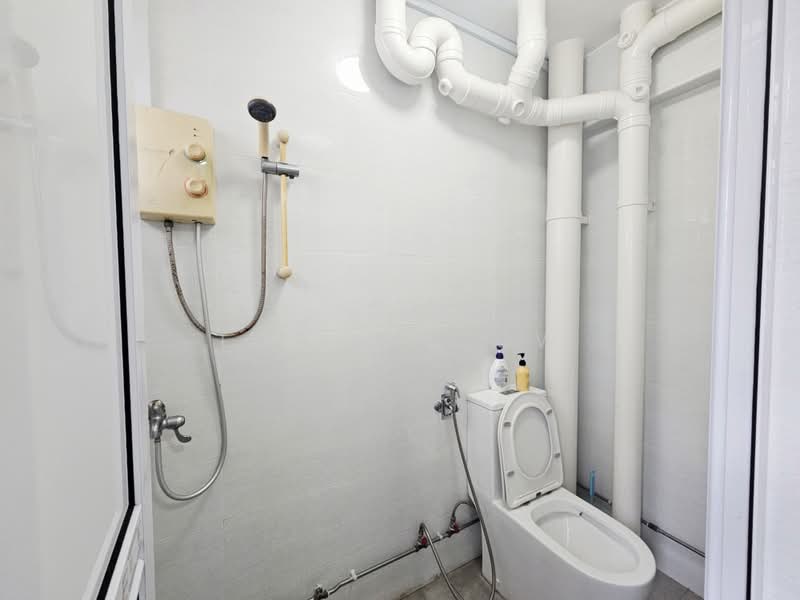 421 Pasir Ris Drive 6, 421 Pasir Ris Drive 6, 3 Bedrooms, 1,130 sqft, HDB Flat For Sale, by Louis Leow, 500200031 - Bathroom - PropertyGuru.com.sg