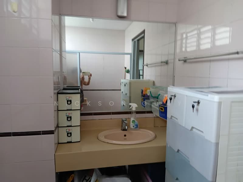 Spacious Master bedroom with attach bathroom available for rent! 014, , Room Rental, 1,200 sqft, Condominium For Rent, by Nickson Guay, 500200060 - Bathroom - PropertyGuru.com.sg