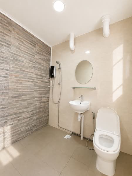 173 Bukit Batok West Avenue 8, 173 Bukit Batok West Avenue 8, 2 Bedrooms, 731 sqft, HDB Flat For Sale, by Zedson Tan, 500200065 - Bathroom - PropertyGuru.com.sg