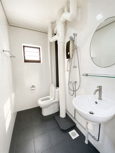 173 Bukit Batok West Avenue 8, 173 Bukit Batok West Avenue 8, 2 Bedrooms, 731 sqft, HDB Flat For Sale, by Zedson Tan, 500200065 - Bathroom - PropertyGuru.com.sg