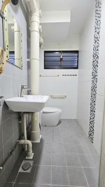 138 Tampines Street 11, 138 Tampines Street 11, 6 Bedrooms, 1,658 sqft, HDB Flat For Sale, by Kendrew Peh, 500200083 - Bathroom - PropertyGuru.com.sg