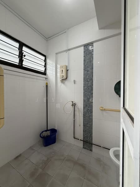 160 Bukit Batok Street 11, 160 Bukit Batok Street 11, 3 Bedrooms, 1,130 sqft, HDB Flat For Sale, by Jessie Qi 期小姐, 500200098 - Bathroom - PropertyGuru.com.sg