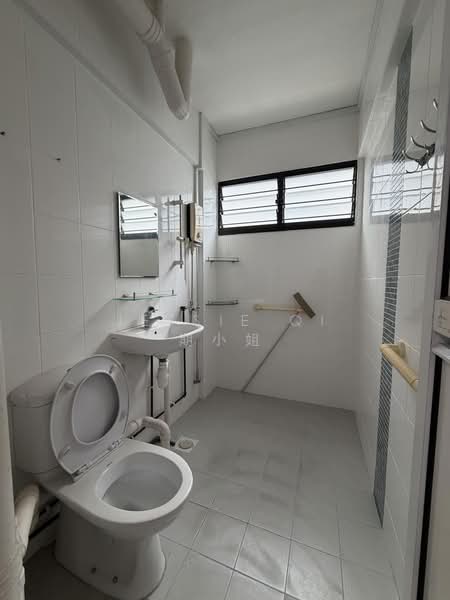 160 Bukit Batok Street 11, 160 Bukit Batok Street 11, 3 Bedrooms, 1,130 sqft, HDB Flat For Sale, by Jessie Qi 期小姐, 500200098 - Bathroom - PropertyGuru.com.sg