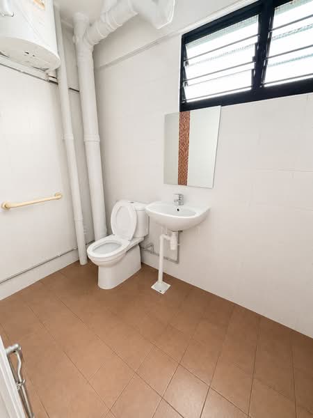 449 Tampines Street 42, 449 Tampines Street 42, 3 Bedrooms, 1,313 sqft, HDB Flat For Sale, by Zedson Tan, 500200102 - Bathroom - PropertyGuru.com.sg