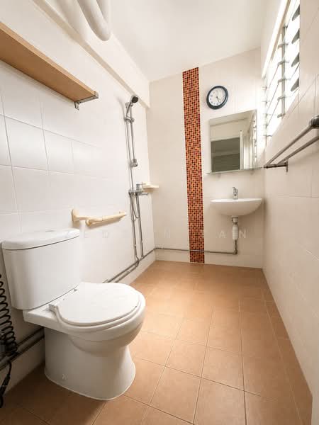 449 Tampines Street 42, 449 Tampines Street 42, 3 Bedrooms, 1,313 sqft, HDB Flat For Sale, by Zedson Tan, 500200102 - Bathroom - PropertyGuru.com.sg