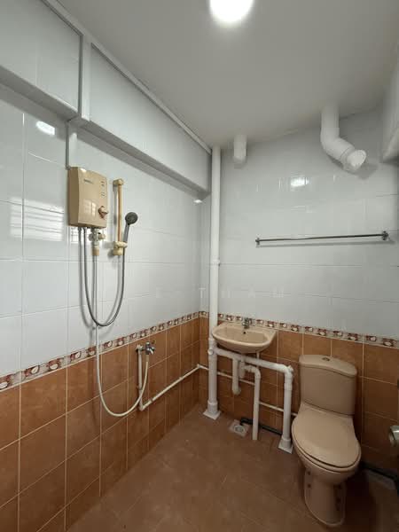 612 Clementi West Street 1, 612 Clementi West Street 1, 2 Bedrooms, 796 sqft, HDB Flat For Rent, by Joe Tham, 500200130 - Master bathroom - PropertyGuru.com.sg