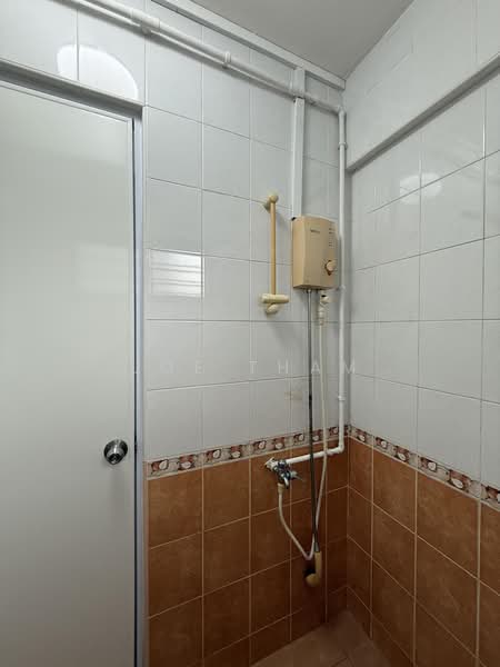 612 Clementi West Street 1, 612 Clementi West Street 1, 2 Bedrooms, 796 sqft, HDB Flat For Rent, by Joe Tham, 500200130 - Common bathroom - PropertyGuru.com.sg