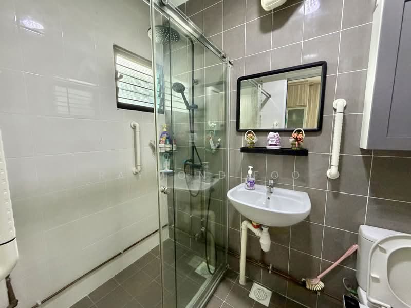 126 Tampines Street 11, 126 Tampines Street 11, 3 Bedrooms, 1,431 sqft, HDB Flat For Sale, by Raymond Foo, 500200186 - Bathroom - PropertyGuru.com.sg
