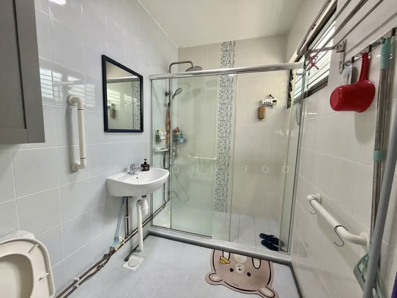126 Tampines Street 11, 126 Tampines Street 11, 3 Bedrooms, 1,431 sqft, HDB Flat For Sale, by Raymond Foo, 500200186 - Bathroom - PropertyGuru.com.sg