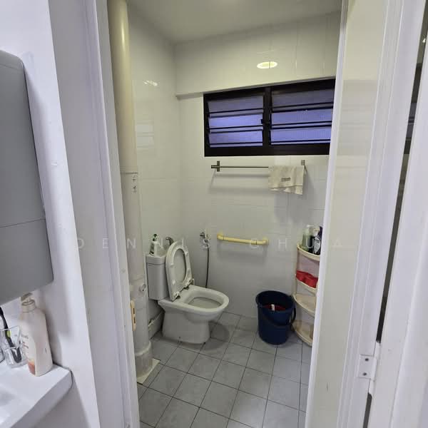 42 Cambridge Road, 42 Cambridge Road, 3 Bedrooms, 979 sqft, HDB Flat For Rent, by Dennis Chua, 500200199 - Bathroom - PropertyGuru.com.sg