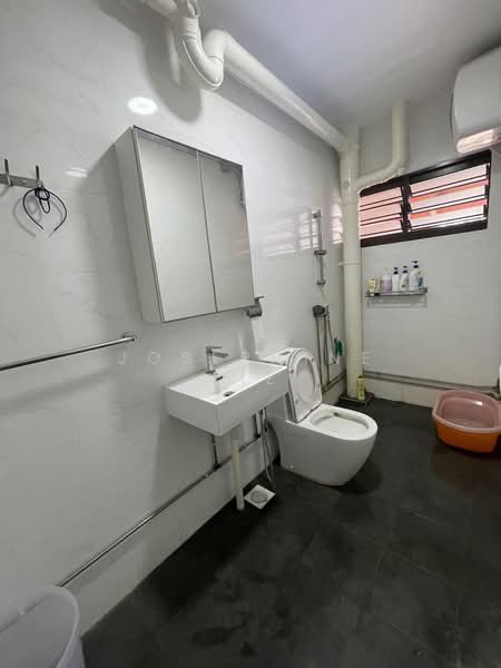 231 Bishan Street 23, 231 Bishan Street 23, 4 Bedrooms, 1,572 sqft, HDB Flat For Sale, by Josephine Lie, 500200219 - Bathroom - PropertyGuru.com.sg