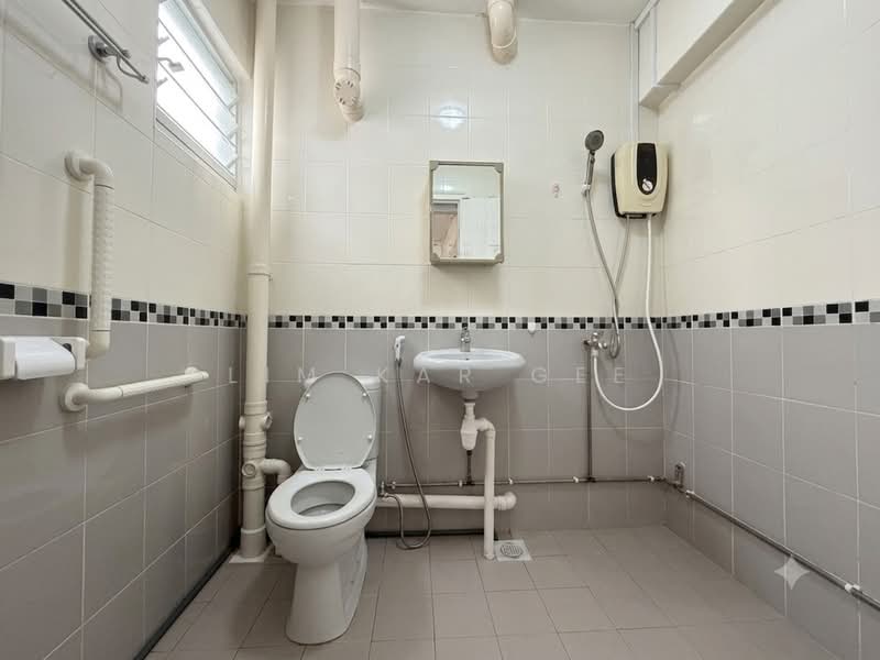 59 Chai Chee Road, 59 Chai Chee Road, 2 Bedrooms, 850 sqft, HDB Flat For Rent, by Lim Kar Gee, 500200230 - Master Bathroom - PropertyGuru.com.sg