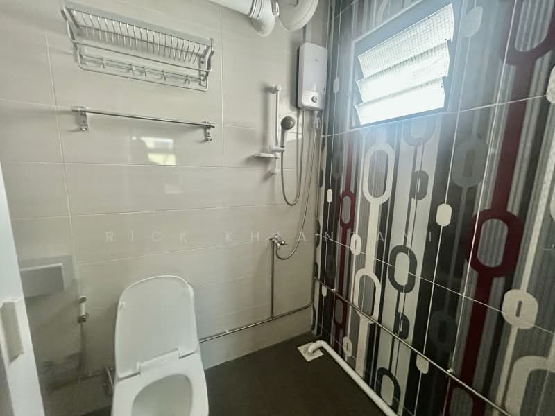 11 Pine Close, 11 Pine Close, 3 Bedrooms, 1,216 sqft, HDB Flat For Sale, by Rick Khiantani, 500200277 - Bathroom - PropertyGuru.com.sg