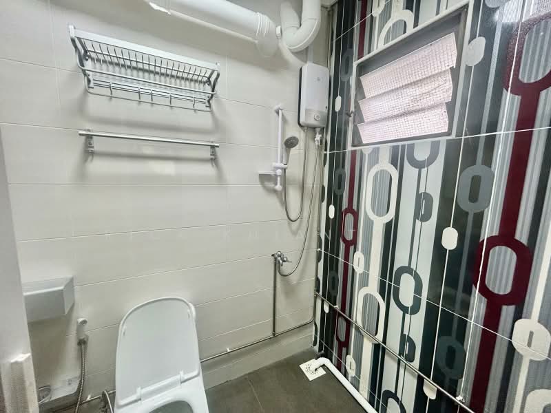 11 Pine Close, 11 Pine Close, 3 Bedrooms, 1,216 sqft, HDB Flat For Sale, by Rick Khiantani, 500200277 - Bathroom - PropertyGuru.com.sg