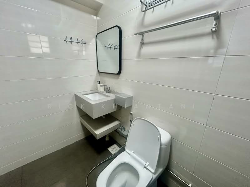 11 Pine Close, 11 Pine Close, 3 Bedrooms, 1,216 sqft, HDB Flat For Sale, by Rick Khiantani, 500200277 - Bathroom - PropertyGuru.com.sg