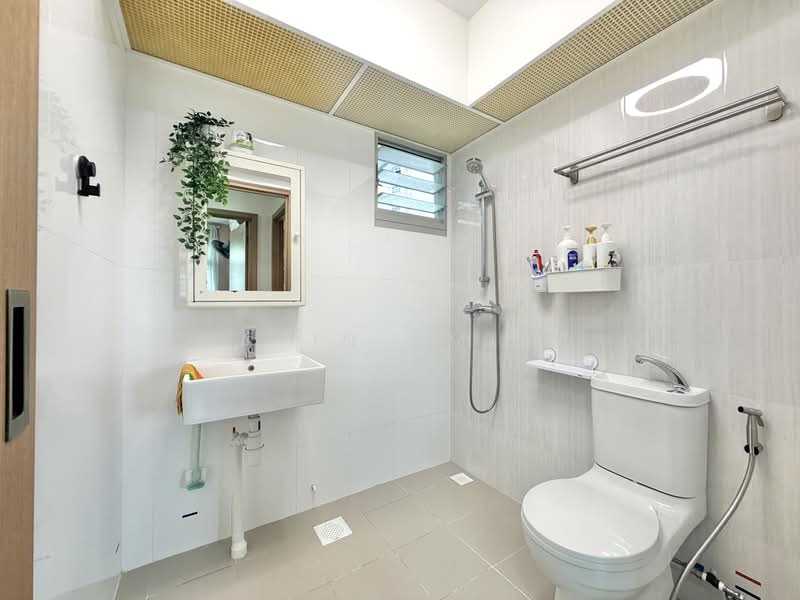 421A Northshore Drive, 421A Northshore Drive, 2 Bedrooms, 732 sqft, HDB Flat For Sale, by Fatin Amira, 500200330 - Bathroom - PropertyGuru.com.sg