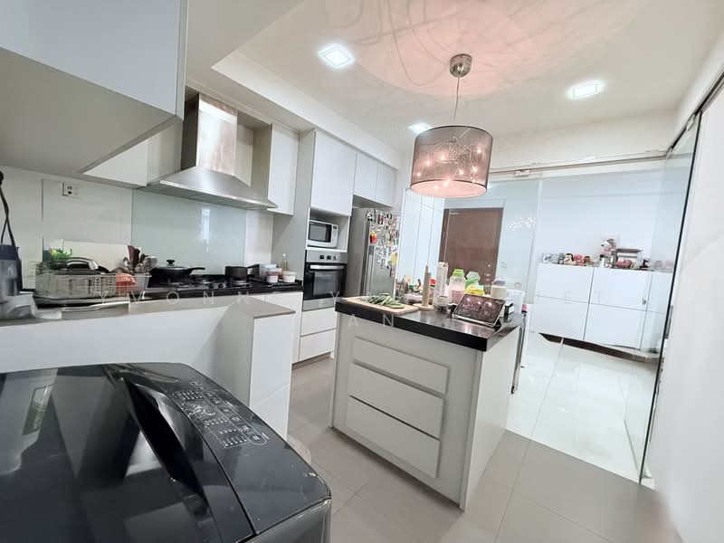 Burlington Square, 175 Bencoolen Street, 1 Bedroom, 667 sqft, Apartment For Sale, by Yvonne Yang Suet Wan, 500200340 - Kitchen - PropertyGuru.com.sg