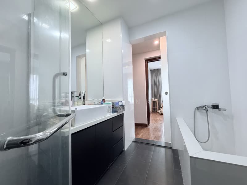 Burlington Square, 175 Bencoolen Street, 1 Bedroom, 667 sqft, Apartment For Sale, by Yvonne Yang Suet Wan, 500200340 - Bathroom - PropertyGuru.com.sg