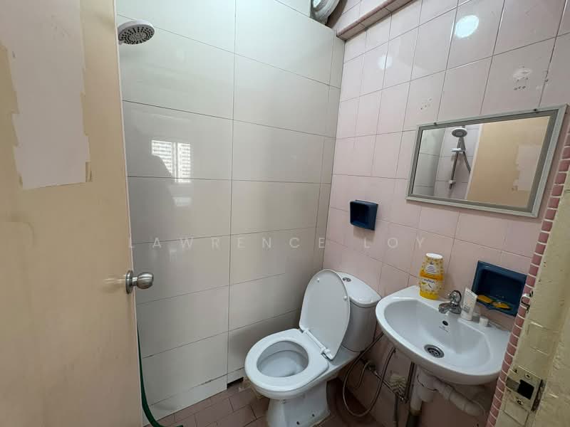 People's Park Complex, 1 Park Road, 5 Bedrooms, 1,119 sqft, Apartment For Sale, by Lawrence Loy, 500200383 - Bathroom - PropertyGuru.com.sg