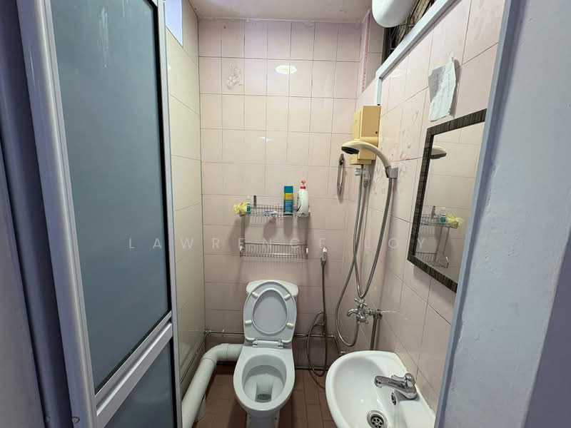 People's Park Complex, 1 Park Road, 5 Bedrooms, 1,119 sqft, Apartment For Rent, by Lawrence Loy, 500200390 - Bathroom - PropertyGuru.com.sg