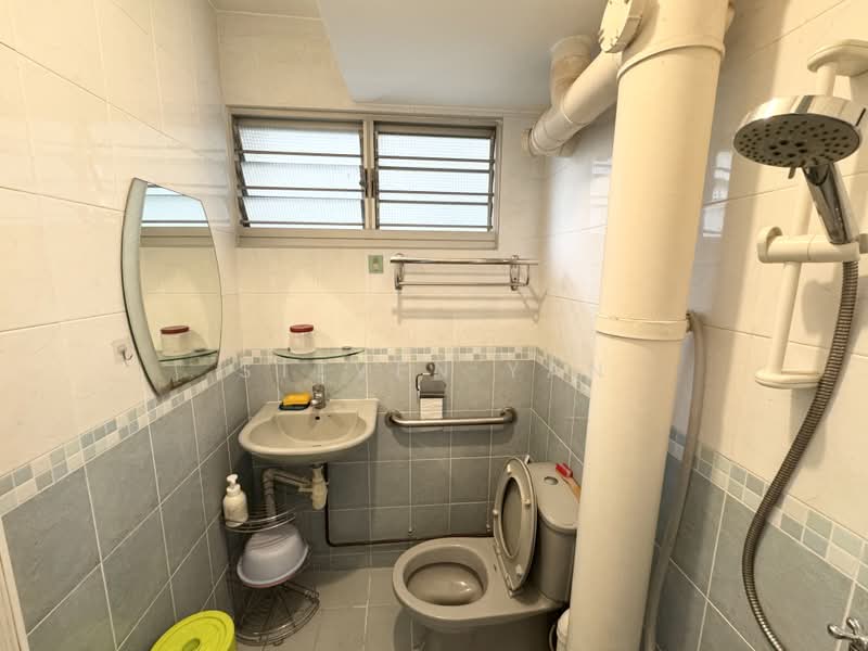 646 Ang Mo Kio Avenue 6, 646 Ang Mo Kio Avenue 6, 3 Bedrooms, 807 sqft, HDB Flat For Sale, by Steven Yan, 500200419 - Bathroom - PropertyGuru.com.sg