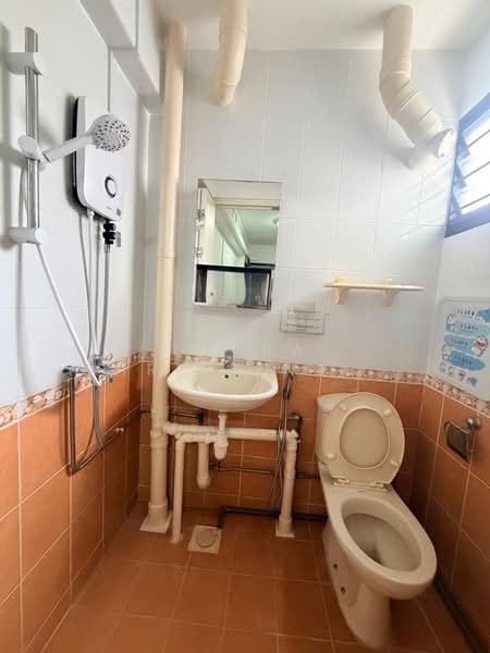 524 Ang Mo Kio Avenue 5, 524 Ang Mo Kio Avenue 5, Room Rental, 100 sqft, HDB Flat For Rent, by Laura Christina Lee, 500200430 - Bathroom - PropertyGuru.com.sg