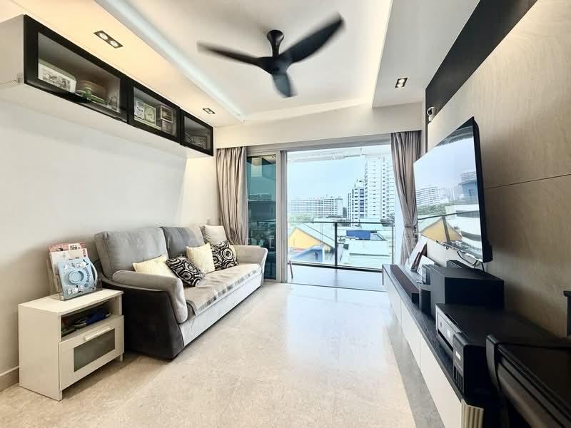 Eight Riversuites, 6 Whampoa East, 3 Bedrooms, 980 sqft, Condominium For Sale, by Michelle Lee, 500200435 - Living Room - PropertyGuru.com.sg