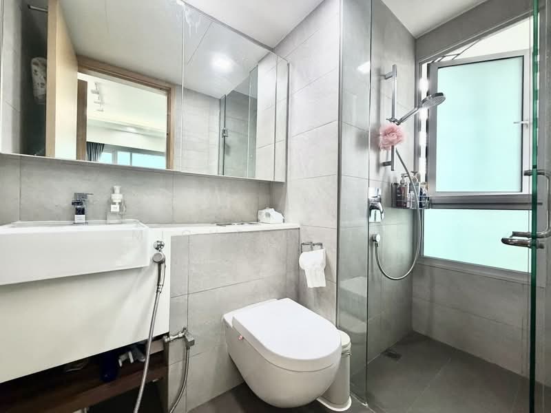 Eight Riversuites, 6 Whampoa East, 3 Bedrooms, 980 sqft, Condominium For Sale, by Michelle Lee, 500200435 - Bathroom - PropertyGuru.com.sg