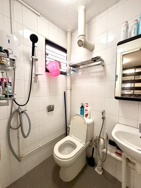 349 Clementi Avenue 2, 349 Clementi Avenue 2, 3 Bedrooms, 990 sqft, HDB Flat For Sale, by Haziq Irwan, 500200439 - Bathroom - PropertyGuru.com.sg