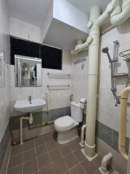 640 Ang Mo Kio Avenue 6, 640 Ang Mo Kio Avenue 6, 3 Bedrooms, 990 sqft, HDB Flat For Sale, by Bernard Tang, 500200442 - Bathroom - PropertyGuru.com.sg