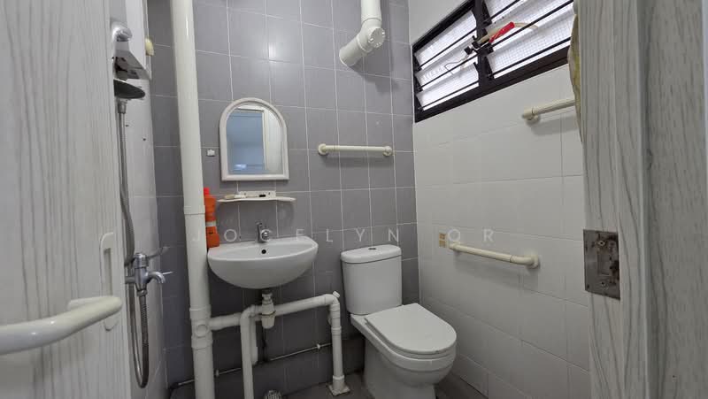 535 Jurong West Street 52, 535 Jurong West Street 52, 2 Bedrooms, 721 sqft, HDB Flat For Sale, by Jocelyn Or, 500200446 - Bathroom - PropertyGuru.com.sg