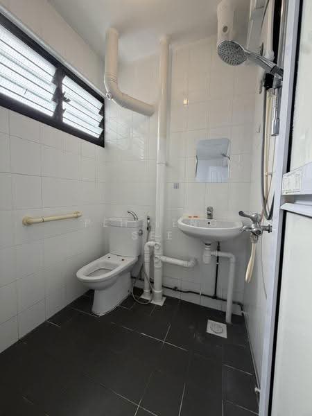 153 Yishun Street 11, 153 Yishun Street 11, Sembawang / Yishun, 2 Bedrooms, 721 sqft, HDB Flat For Sale, by Peh Leng See, 500200489 - Master Bathroom - PropertyGuru.com.sg