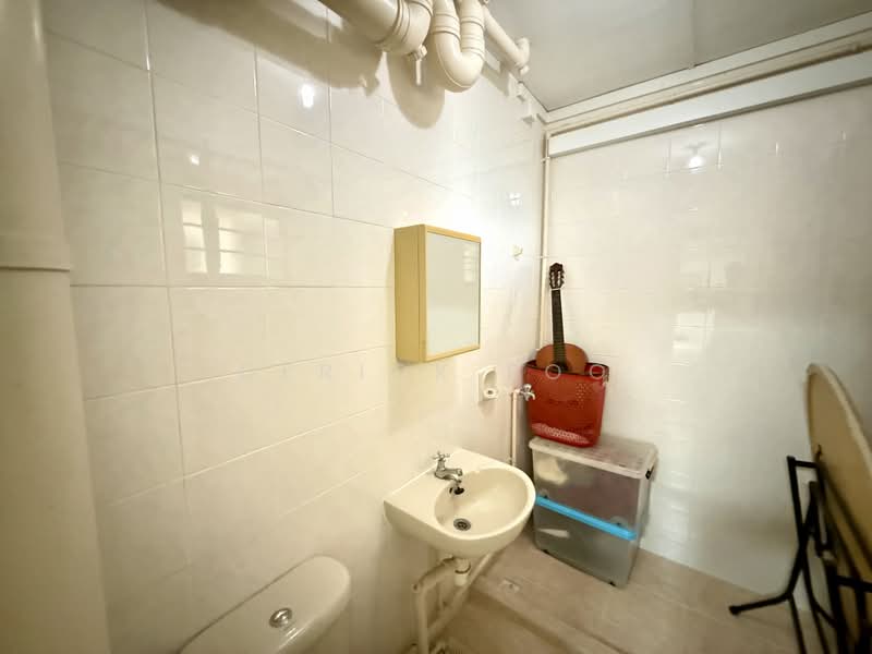 299 Yishun Street 20, 299 Yishun Street 20, 3 Bedrooms, 1,184 sqft, HDB Flat For Sale, by Derick Foo, 500200510 - Bathroom - PropertyGuru.com.sg