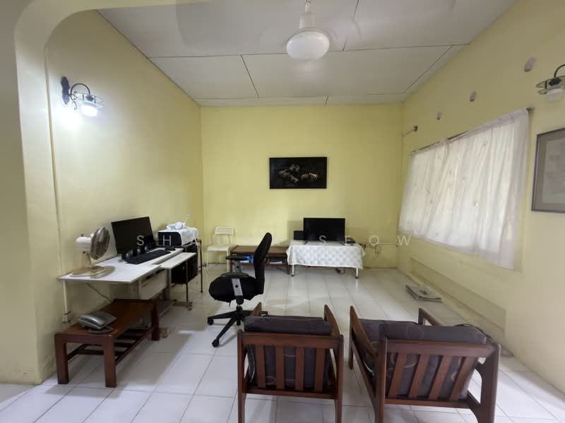 Rare Single Storey Inter-Terrace On Elevated Ground! ❤️ Rebuild Your Dream Home, , 3 Bedrooms, 1,500 sqft, Terraced House For Sale, by Shauna Seow, 500200636 - Living Room - PropertyGuru.com.sg