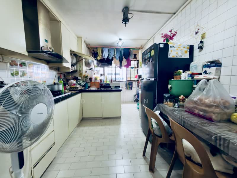 235 Bukit Batok East Avenue 5, 235 Bukit Batok East Avenue 5, 2 Bedrooms, 721 sqft, HDB Flat For Sale, by Lydia Hanim, 500200639 - Kitchen - PropertyGuru.com.sg