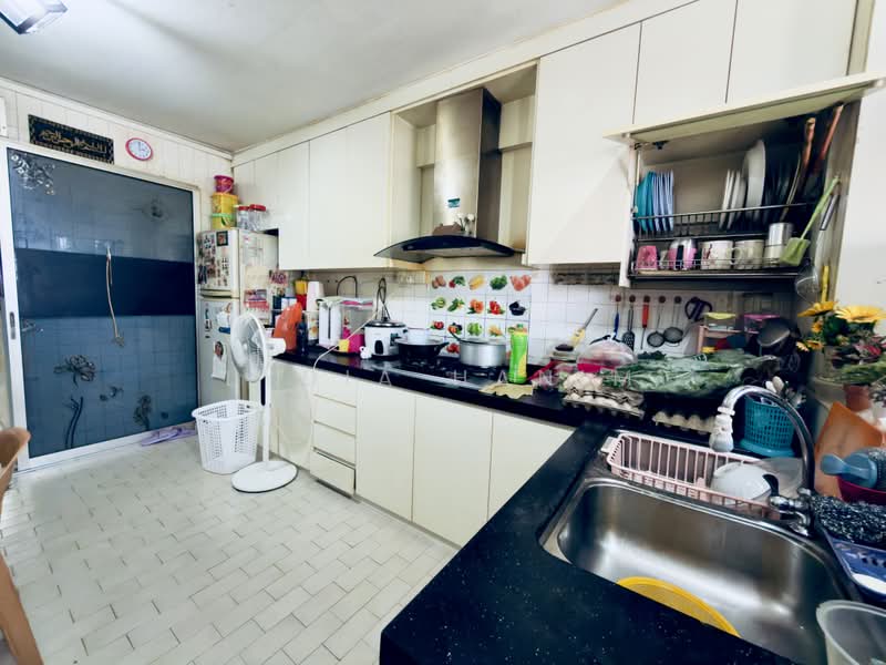 235 Bukit Batok East Avenue 5, 235 Bukit Batok East Avenue 5, 2 Bedrooms, 721 sqft, HDB Flat For Sale, by Lydia Hanim, 500200639 - Kitchen - PropertyGuru.com.sg