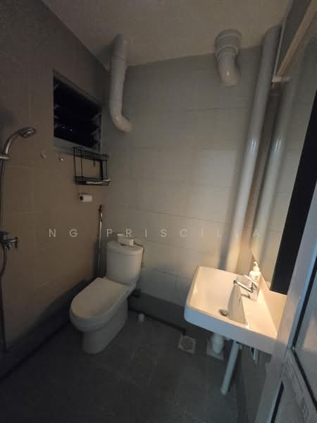 181 Ang Mo Kio Avenue 5, 181 Ang Mo Kio Avenue 5, 2 Bedrooms, 732 sqft, HDB Flat For Rent, by Ng Priscilla, 500200641 - Bathroom - PropertyGuru.com.sg