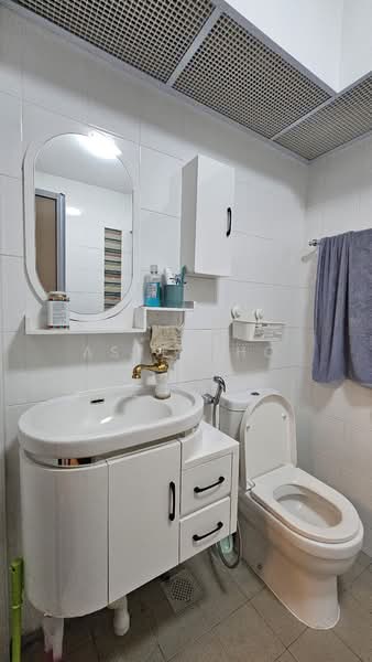 548B Segar Road, 548B Segar Road, 2 Bedrooms, 721 sqft, HDB Flat For Rent, by Asley Ho, 500200648 - Bathroom - PropertyGuru.com.sg