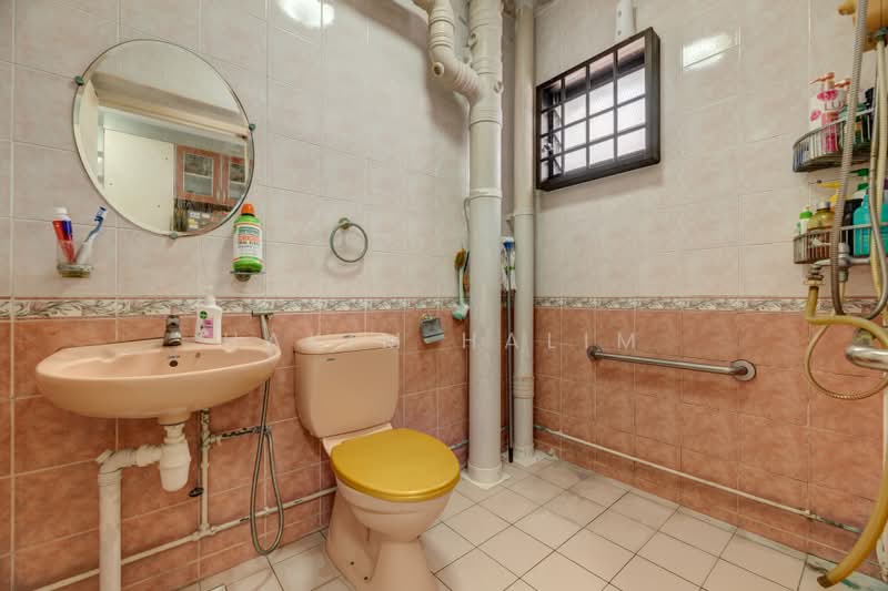 56 Strathmore Avenue, 56 Strathmore Avenue, 3 Bedrooms, 1,022 sqft, HDB Flat For Sale, by Hakim Halim, 500200696 - Bathroom - PropertyGuru.com.sg
