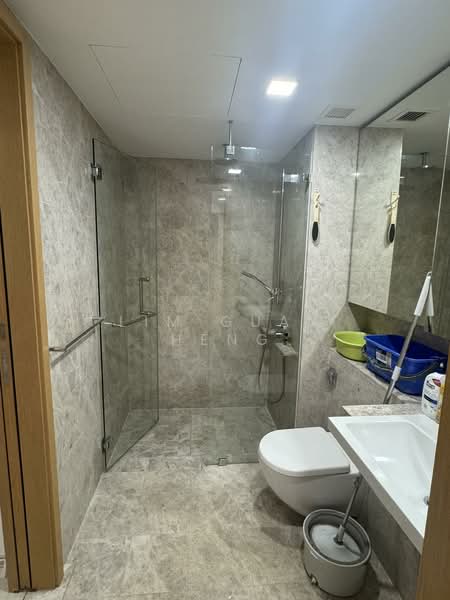 One Shenton, 1 Shenton Way, Studio, 592 sqft, Condominium For Sale, by Lim Guan Heng, 500200741 - Bathroom - PropertyGuru.com.sg