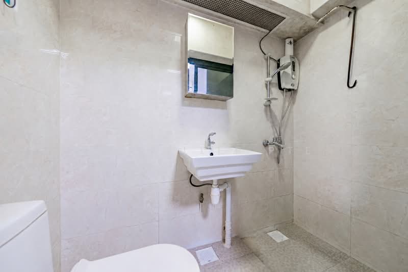 12 Farrer Park Road, 12 Farrer Park Road, 2 Bedrooms, 667 sqft, HDB Flat For Sale, by Kit Toh, 500200796 - Bathroom - PropertyGuru.com.sg
